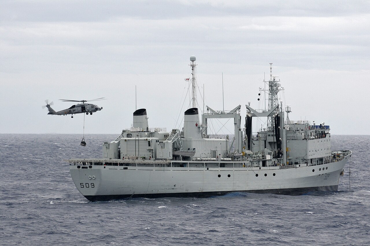 An SH-60 assists HMCS Protecteur. (12907351925).jpg